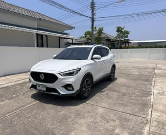 Vista frontale di un noleggio MG ZS all'aeroporto di Phuket, Thailandia ✓ Auto #10735. ✓ Cambio Automatico TM ✓ 0 recensioni.