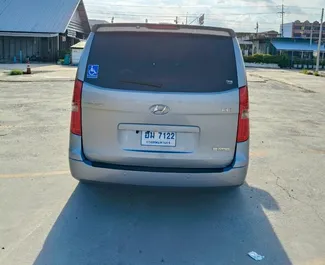Hyundai H1 2017 disponibile per il noleggio all'aeroporto Suvarnabhumi di Bangkok, con limite di chilometraggio di illimitato.