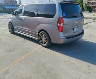 Interni di Hyundai H1 in affitto in Thailandia. Un'ottima auto da 11 posti con cambio Automatico.