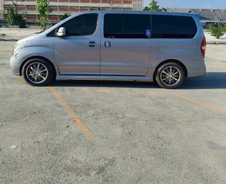 Hyundai H1 2017 con sistema A trazione posteriore, disponibile all'aeroporto Suvarnabhumi di Bangkok.