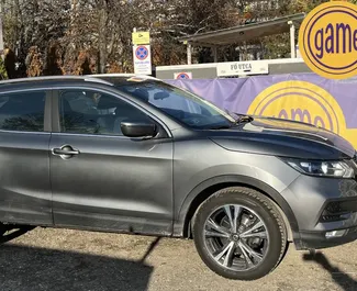 Vista frontale di un noleggio Nissan Qashqai a Budapest, Ungheria ✓ Auto #5066. ✓ Cambio Automatico TM ✓ 2 recensioni.