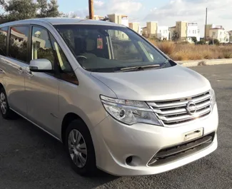 Vista frontale di un noleggio Nissan Serena a Paphos, Cipro ✓ Auto #3172. ✓ Cambio Automatico TM ✓ 0 recensioni.