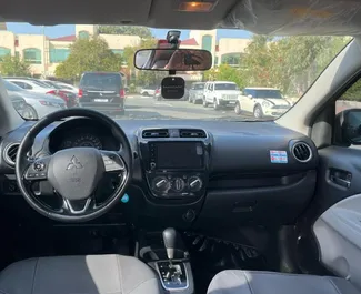 Vista frontale di un noleggio Mitsubishi Attrage a Dubai, Emirati Arabi Uniti ✓ Auto #13923. ✓ Cambio Automatico TM ✓ 0 recensioni.
