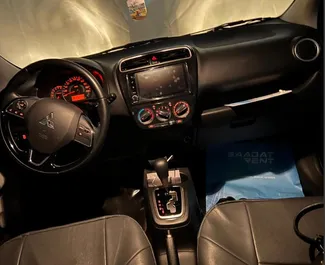 Vista frontale di un noleggio Mitsubishi Attrage a Dubai, Emirati Arabi Uniti ✓ Auto #13925. ✓ Cambio Automatico TM ✓ 0 recensioni.