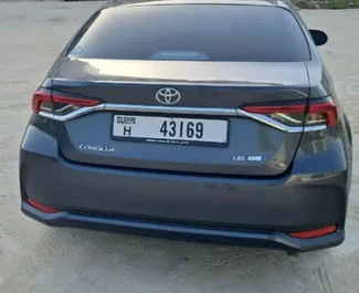 Vista frontale di un noleggio Toyota Corolla Sedan a Dubai, Emirati Arabi Uniti ✓ Auto #13928. ✓ Cambio Automatico TM ✓ 0 recensioni.