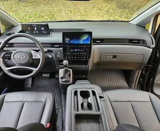 Vista frontale di un noleggio Hyundai Staria a Minsk, Bielorussia ✓ Auto #13999. ✓ Cambio Automatico TM ✓ 0 recensioni.