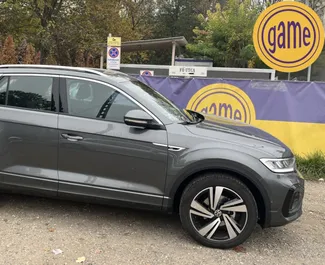 Vista frontale di un noleggio Volkswagen T-Roc a Budapest, Ungheria ✓ Auto #4762. ✓ Cambio Automatico TM ✓ 5 recensioni.