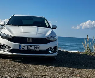 Vista frontale di un noleggio Fiat Tipo Sedan a Alanya, Turchia ✓ Auto #13535. ✓ Cambio Manuale TM ✓ 0 recensioni.