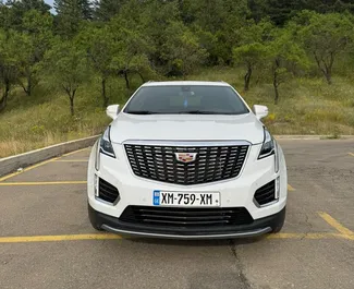Vista frontale di un noleggio Cadillac XT4 a Tbilisi, Georgia ✓ Auto #13934. ✓ Cambio Automatico TM ✓ 0 recensioni.