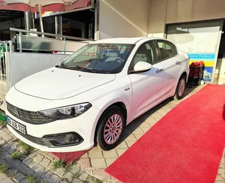 Vista frontale di un noleggio Fiat Egea a Fethiye, Turchia ✓ Auto #11756. ✓ Cambio Manuale TM ✓ 0 recensioni.