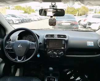 Noleggio Mitsubishi Attrage. Auto Economica per il noleggio negli Emirati Arabi Uniti ✓ Cauzione di Deposito di 500 AED ✓ Opzioni assicurative RCT, SCDW, Furto.