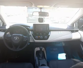 Vista frontale di un noleggio Toyota Corolla Sedan a Dubai, Emirati Arabi Uniti ✓ Auto #13973. ✓ Cambio Automatico TM ✓ 0 recensioni.