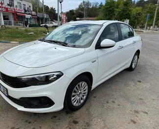Vista frontale di un noleggio Fiat Egea a Fethiye, Turchia ✓ Auto #11780. ✓ Cambio Manuale TM ✓ 0 recensioni.