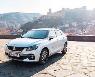 Vista frontale di un noleggio Suzuki Baleno a Tbilisi, Georgia ✓ Auto #13647. ✓ Cambio Automatico TM ✓ 0 recensioni.