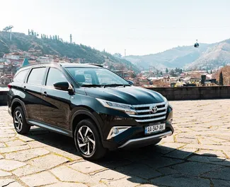 Vista frontale di un noleggio Toyota Rush a Tbilisi, Georgia ✓ Auto #13649. ✓ Cambio Automatico TM ✓ 1 recensioni.
