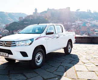 Vista frontale di un noleggio Toyota Hilux a Tbilisi, Georgia ✓ Auto #13655. ✓ Cambio Automatico TM ✓ 0 recensioni.