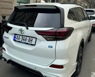 Vista frontale di un noleggio Toyota Rush a Tbilisi, Georgia ✓ Auto #13648. ✓ Cambio Automatico TM ✓ 0 recensioni.
