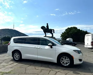 Noleggio Chrysler Voyager. Auto Comfort, Monovolume per il noleggio in Georgia ✓ Cauzione di Senza deposito ✓ Opzioni assicurative RCT, SCDW, FDW, Passeggeri.