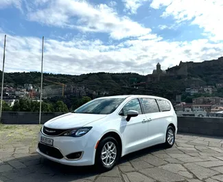 Vista frontale di un noleggio Chrysler Voyager a Tbilisi, Georgia ✓ Auto #13653. ✓ Cambio Automatico TM ✓ 0 recensioni.