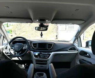 Chrysler Voyager 2023 disponibile per il noleggio a Tbilisi, con limite di chilometraggio di illimitato.