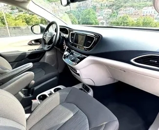 Interni di Chrysler Voyager in affitto in Georgia. Un'ottima auto da 7 posti con cambio Automatico.