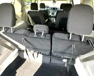 Chrysler Voyager 2023 con sistema A trazione anteriore, disponibile a Tbilisi.