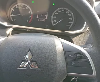 Vista frontale di un noleggio Mitsubishi Xpander a Dubai, Emirati Arabi Uniti ✓ Auto #13986. ✓ Cambio Automatico TM ✓ 0 recensioni.