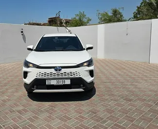 Vista frontale di un noleggio Toyota Corolla Cross a Dubai, Emirati Arabi Uniti ✓ Auto #13677. ✓ Cambio Automatico TM ✓ 0 recensioni.