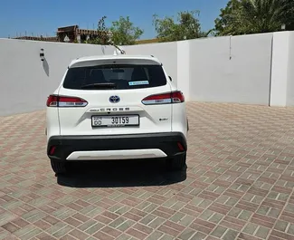 Noleggio auto Toyota Corolla Cross 2025 negli Emirati Arabi Uniti, con carburante Ibrido e 196 cavalli di potenza ➤ A partire da 67 AED al giorno.
