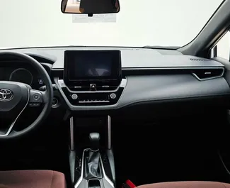Noleggio Toyota Corolla Cross. Auto Economica, Comfort, Crossover per il noleggio negli Emirati Arabi Uniti ✓ Cauzione di Deposito di 500 AED ✓ Opzioni assicurative RCT, SCDW, Furto.
