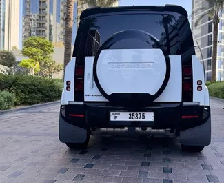 Land Rover Defender 2024 disponibile per il noleggio a Dubai, con limite di chilometraggio di illimitato.