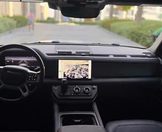 Interni di Land Rover Defender in affitto negli Emirati Arabi Uniti. Un'ottima auto da 5 posti con cambio Automatico.