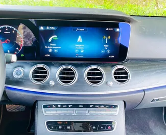 Interni di Mercedes-Benz E350 in affitto negli Emirati Arabi Uniti. Un'ottima auto da 5 posti con cambio Automatico.