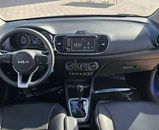 Vista frontale di un noleggio Kia Pegas a Dubai, Emirati Arabi Uniti ✓ Auto #13996. ✓ Cambio Automatico TM ✓ 0 recensioni.