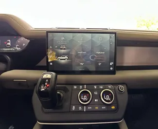Land Rover Defender 2024 disponibile per il noleggio a Dubai, con limite di chilometraggio di illimitato.