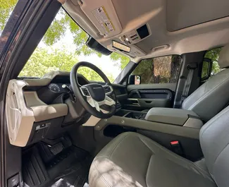 Land Rover Defender 2024 con sistema A trazione integrale, disponibile a Dubai.