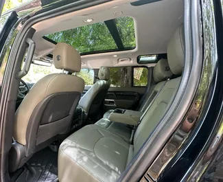 Interni di Land Rover Defender in affitto negli Emirati Arabi Uniti. Un'ottima auto da 5 posti con cambio Automatico.