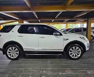 Land Rover Discovery Sport 2015 disponibile per il noleggio a Tirana, con limite di chilometraggio di illimitato.