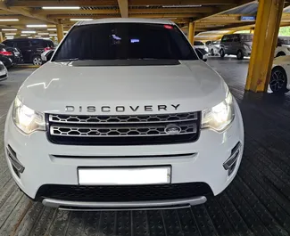 Vista frontale di un noleggio Land Rover Discovery Sport a Tirana, Albania ✓ Auto #13645. ✓ Cambio Automatico TM ✓ 0 recensioni.