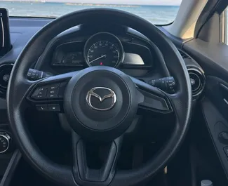Mazda 2 2022 disponibile per il noleggio a Larnaca, con limite di chilometraggio di illimitato.