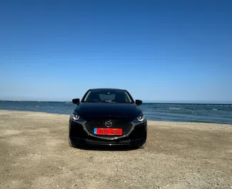Vista frontale di un noleggio Mazda 2 a Larnaca, Cipro ✓ Auto #13250. ✓ Cambio Automatico TM ✓ 0 recensioni.