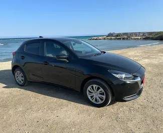 Interni di Mazda 2 in affitto a Cipro. Un'ottima auto da 5 posti con cambio Automatico.