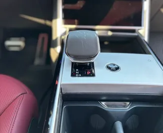 Interni di Land Rover Range Rover in affitto negli Emirati Arabi Uniti. Un'ottima auto da 5 posti con cambio Automatico.