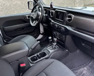 Jeep Wrangler Sahara 2021 disponibile per il noleggio a Tbilisi, con limite di chilometraggio di illimitato.