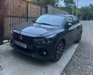Vista frontale di un noleggio Suzuki Baleno a Tbilisi, Georgia ✓ Auto #13662. ✓ Cambio Automatico TM ✓ 0 recensioni.