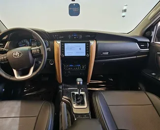 Vista frontale di un noleggio Toyota Corolla Cross a Dubai, Emirati Arabi Uniti ✓ Auto #13675. ✓ Cambio Automatico TM ✓ 0 recensioni.