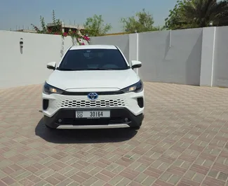 Noleggio Toyota Corolla Cross. Auto Economica, Comfort, Crossover per il noleggio negli Emirati Arabi Uniti ✓ Cauzione di Deposito di 500 AED ✓ Opzioni assicurative RCT, SCDW, Furto.