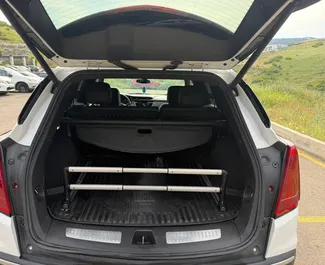Interni di Cadillac XT4 in affitto in Georgia. Un'ottima auto da 7 posti con cambio Automatico.