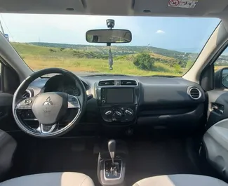 Mitsubishi Attrage 2022 con sistema A trazione anteriore, disponibile a Tbilisi.