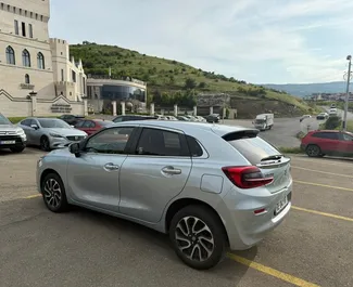Interni di Suzuki Baleno in affitto in Georgia. Un'ottima auto da 5 posti con cambio Automatico.